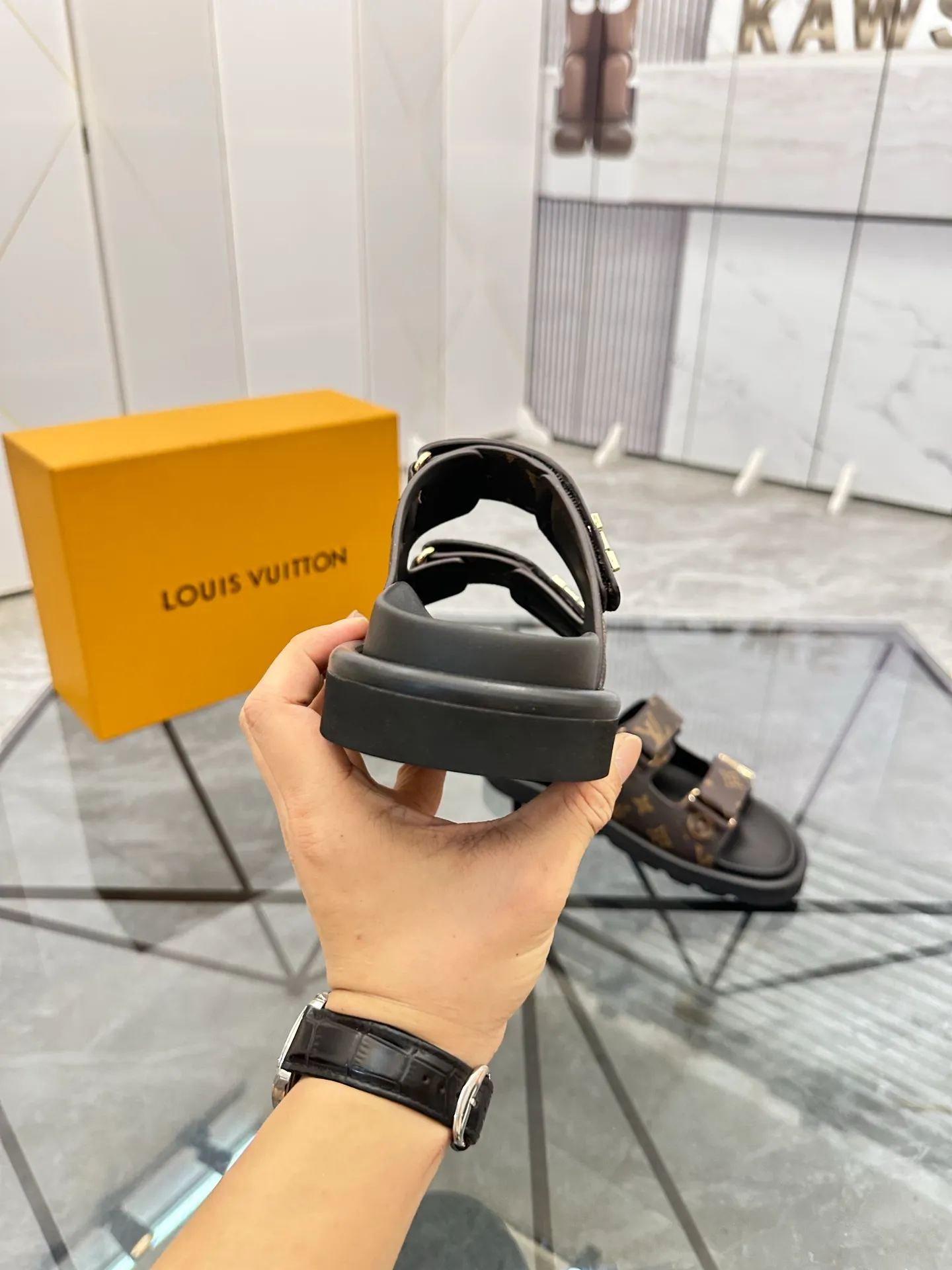 Men's shoes: 💰P400¥ Product trademark: LV * "Louis Vuitton*" slippers and sandals Regular size: 35-45 (can be customized to 46) Couple style Product materials: uppers imported from counters, original materials, breathable lining, original outsole. Number: 698